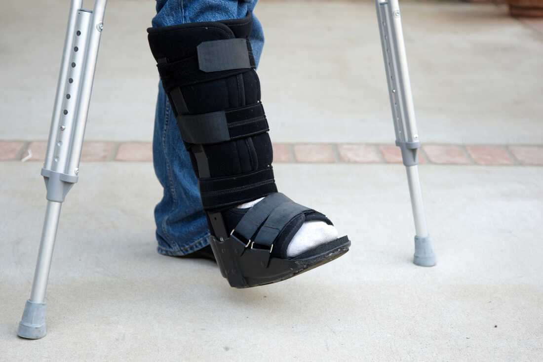 HOW TO WALK IN A WALKING BOOT WITH BROKEN ANKLE
