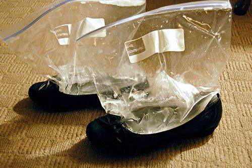 Use a frozen zip lock bag